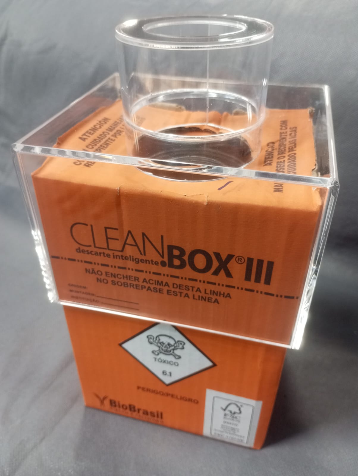 Suporte de acrílico para caixa de descarte hospitalar